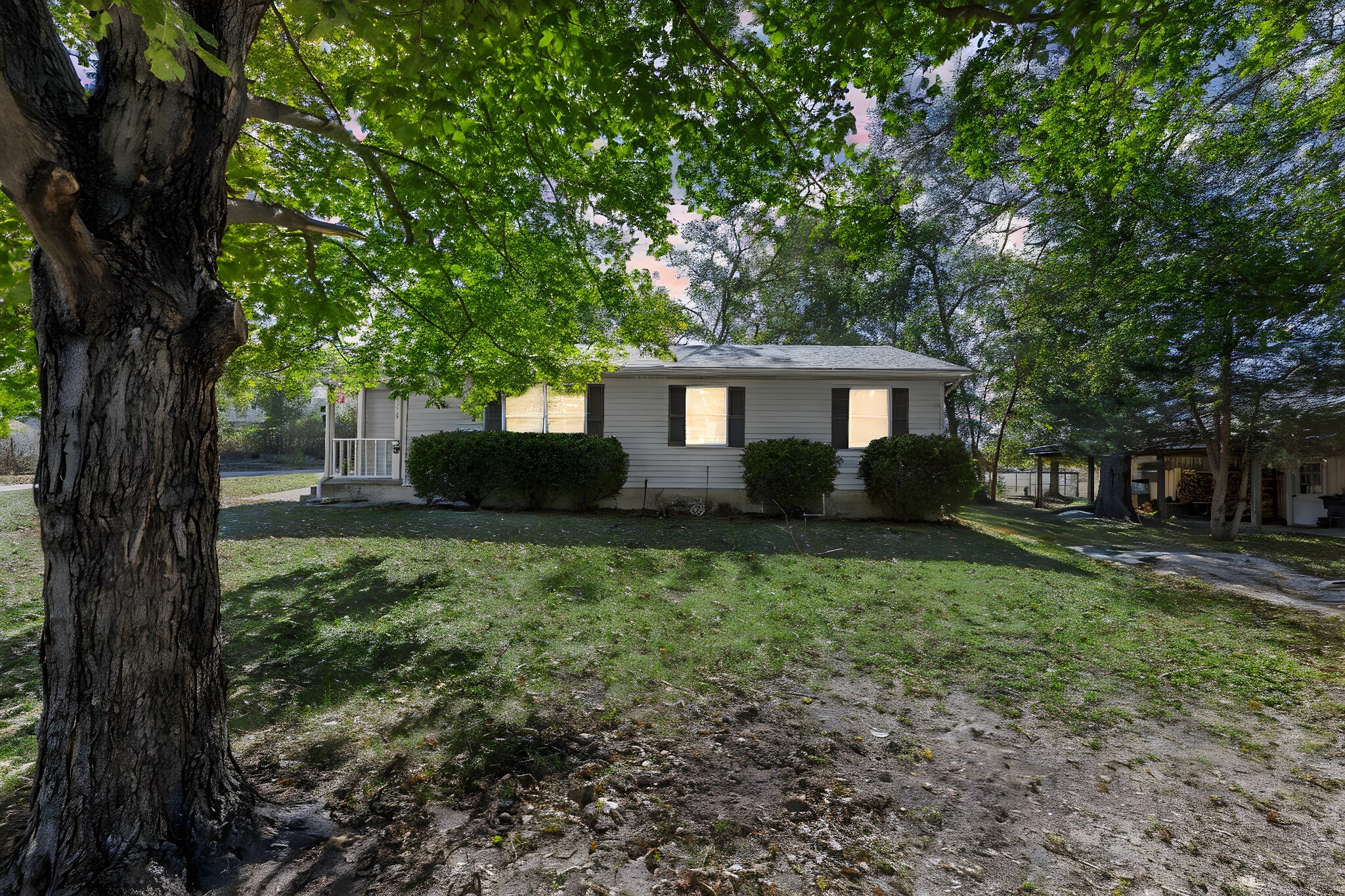 Front - 115 E Sycamore Rd
