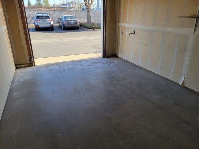 Building Photo - Fabulous Remodeled 2 bedroom , 2 bath Remo...