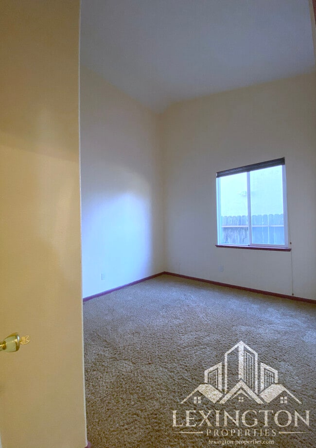 Building Photo - Beautiful, Spacious, 3-Bed 2-Bath Home available in Roseville!