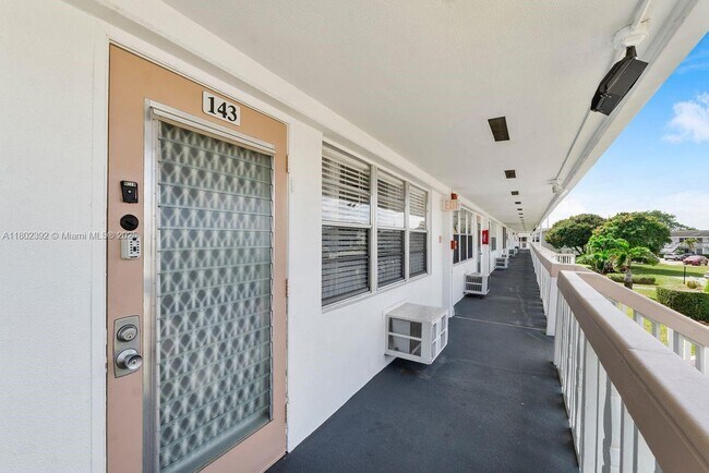 Building Photo - 143 Oakridge J