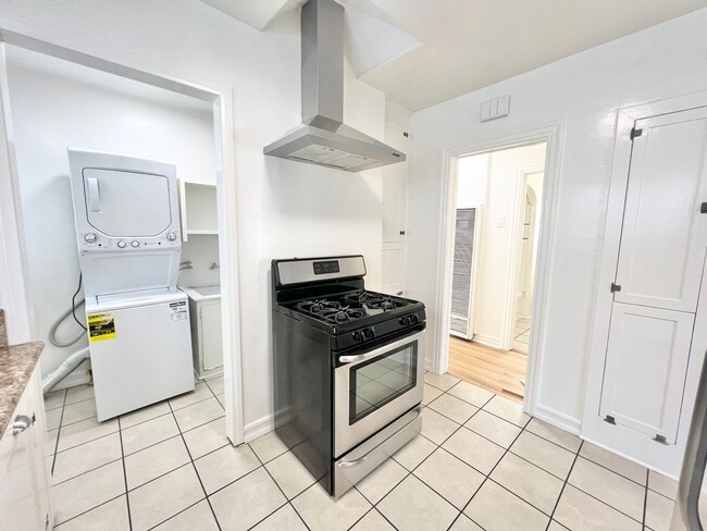 Building Photo - Charming Belmont Shore Bungalow close to 2...