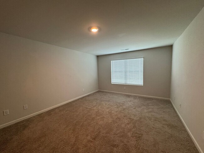 Building Photo - Spacious Like New 5 Bedroom 3 Bath Home in...