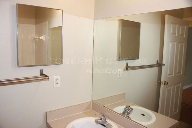 Building Photo - 4356 S Kirkman Rd
