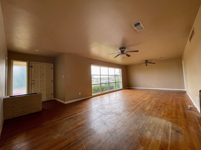 Building Photo - Texas-Style Charm and Comfort – 3-Bed, 2-B...