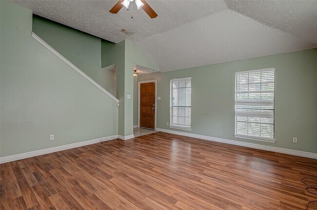 Building Photo - 2026 Sandy Knoll Dr