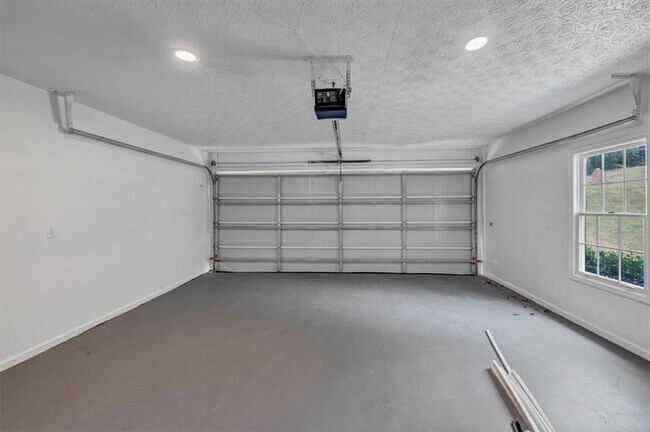 Building Photo - 172 Oak Forest Dr