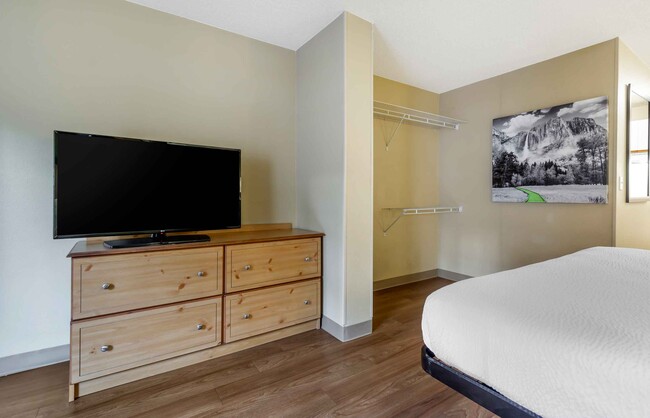 Building Photo - Furnished Studio-Seattle - Bellevue - Fact...