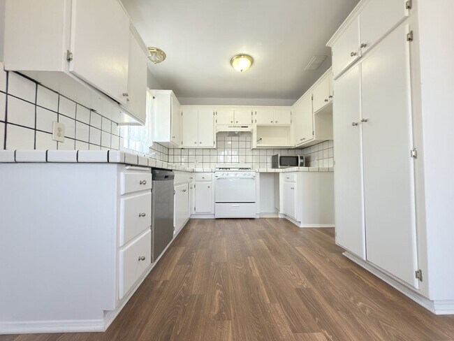Building Photo - 4-Bedroom Home with Expansive Backyard in ...