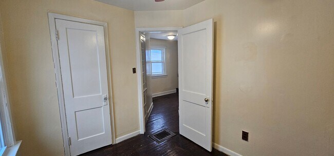 Building Photo - 3 Bed 1 Bath Single Family Home