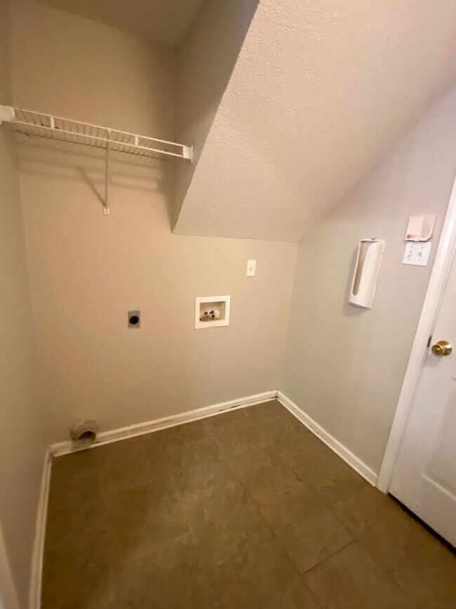 Building Photo - 3 bed, 2 bath house with fresh paint, appliances in Southaven