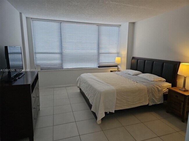 Building Photo - 3505 S Ocean Dr