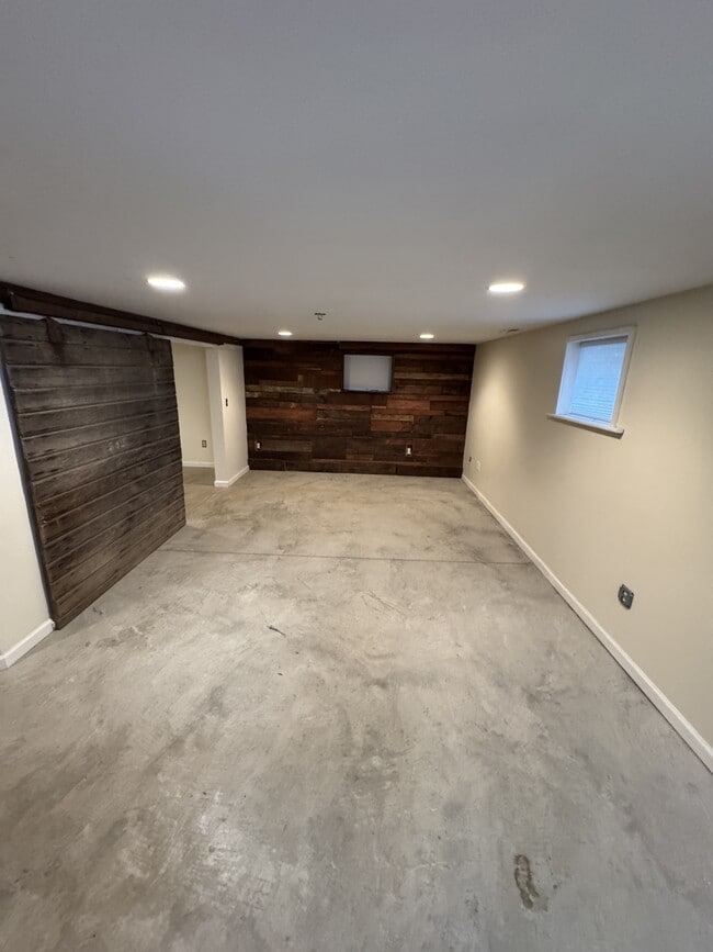 Building Photo - 410 NE 56th Ave