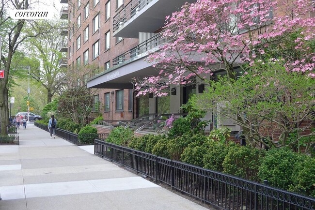 Building Photo - 400 Central Prk W
