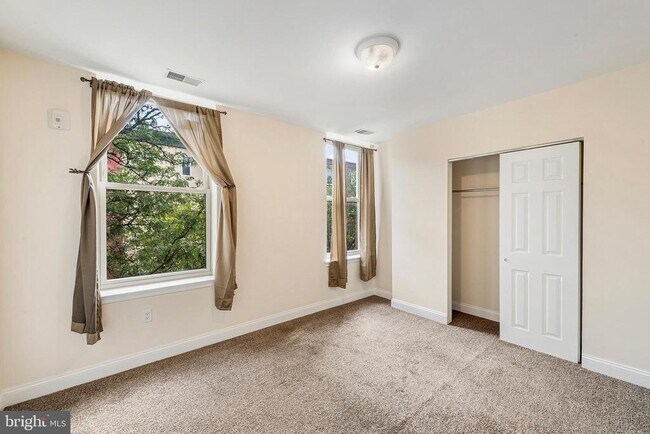 Building Photo - 1933 Christian St