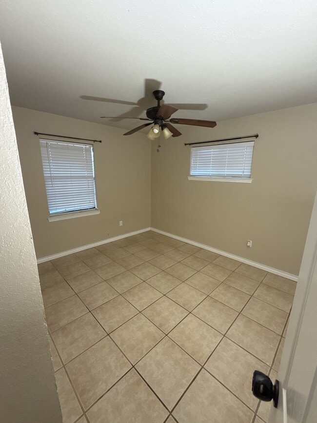 Building Photo - 220 Nichols Dr