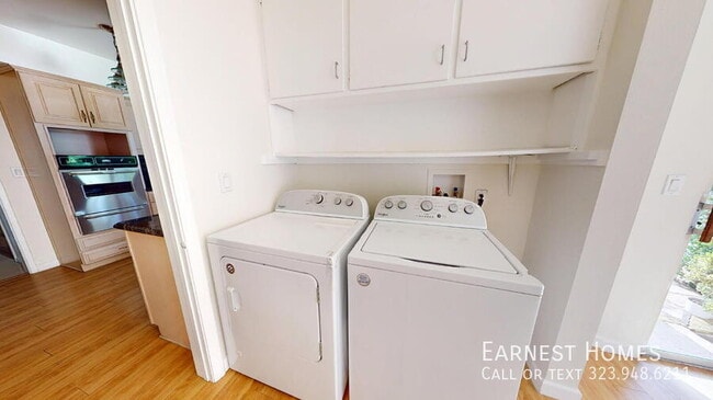 Building Photo - 4121 Hayvenhurst Dr