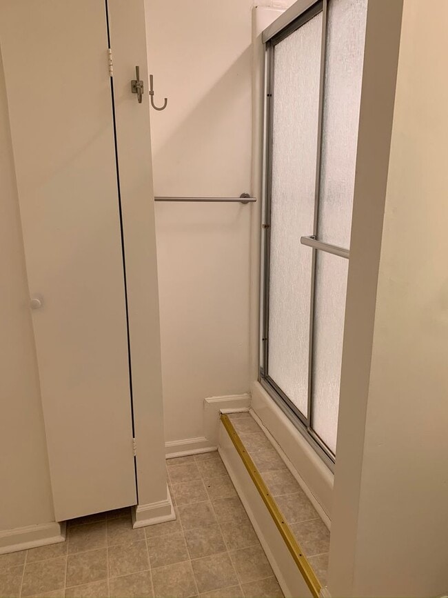 Building Photo - End Townhome In Oak Manor Community