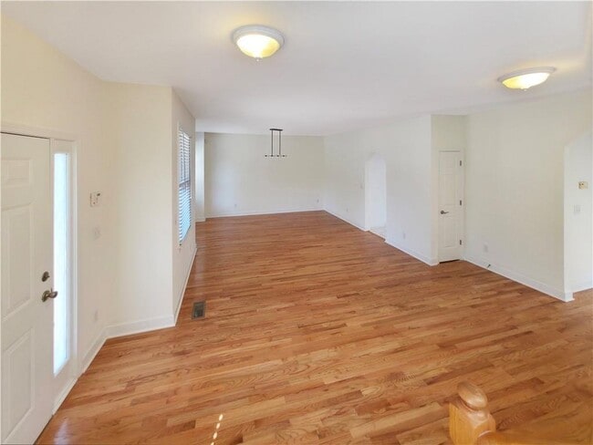 Building Photo - 136 Crumley St SE