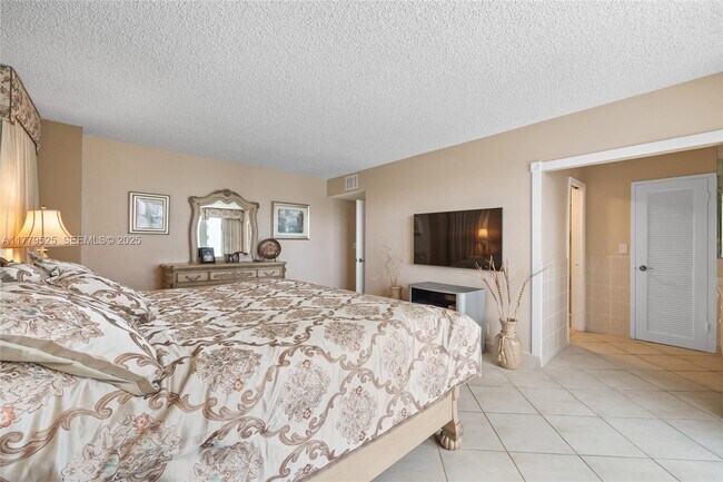 Building Photo - 3725 S Ocean Dr