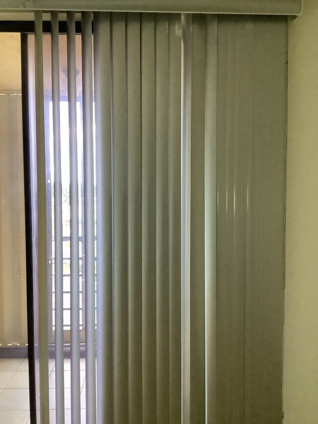 Building Photo - 1800 N Lauderdale Ave