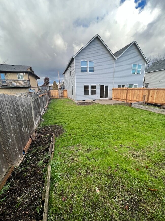 Building Photo - 3-bedroom 2 1/2-bathroom duplex