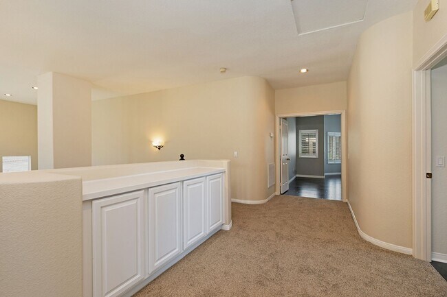 Building Photo - Large Beautiful Home in the Missions