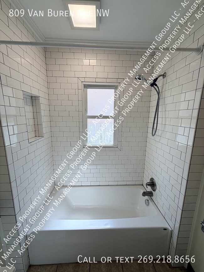 Building Photo - 809 Van Buren Ave NW