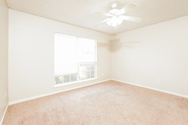 Building Photo - 3211 Woodglen Dr