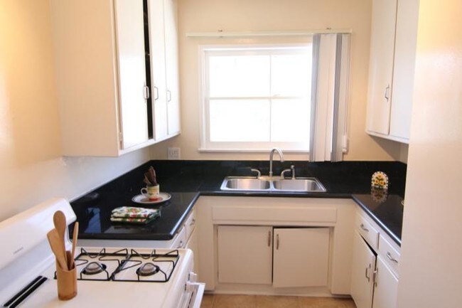 Building Photo - 1 bedroom in Los Angeles CA 90028