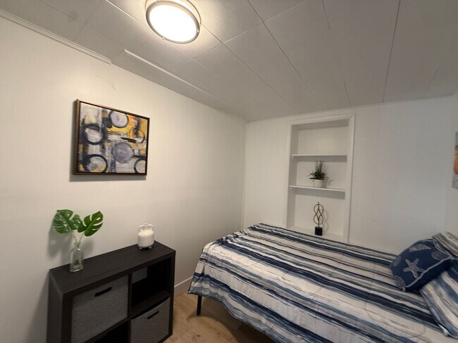 Building Photo - Affordable Private Guy Room in Avenues/University Area - Main Floor