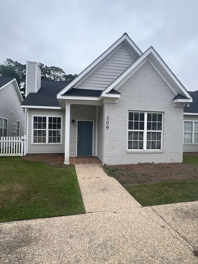 Building Photo - Charming 3/2 Home in Great Neighborhood
