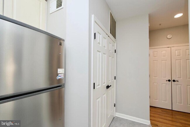 Building Photo - 2324 Henshaw Pl