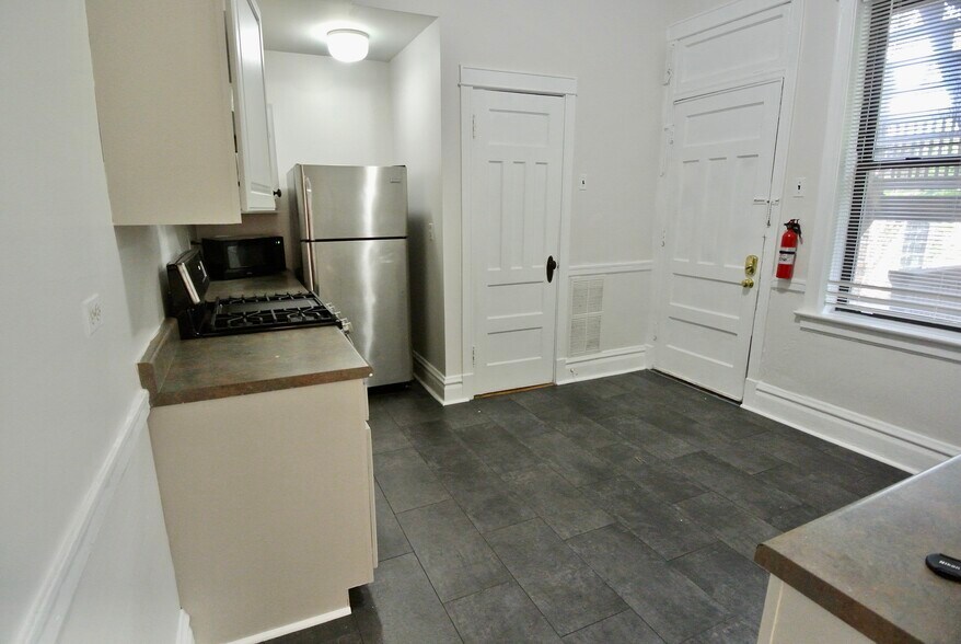Building Photo - 3809 N Lakewood Ave #1