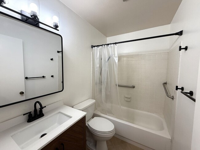 Building Photo - Nicely updated single story condo in Carmi...
