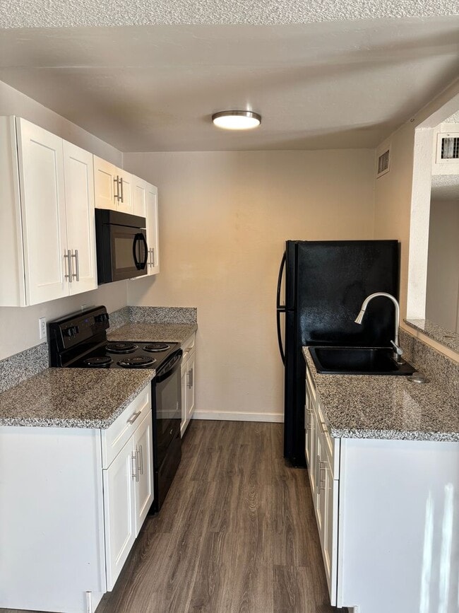 Building Photo - 3028 N Edith Blvd