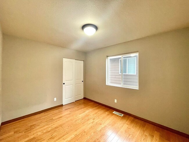 Building Photo - Spacious 4BR Home with A/C Near Alderwood Mall