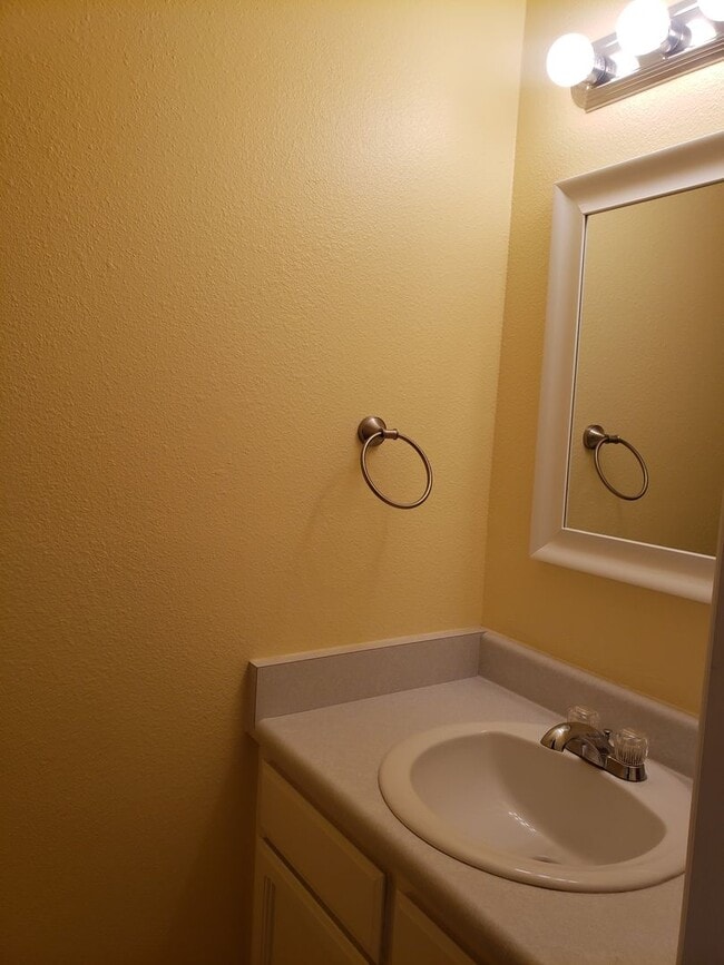 Building Photo - Cute 2 bedroom 1.5 bath Condo in Ashland!!
