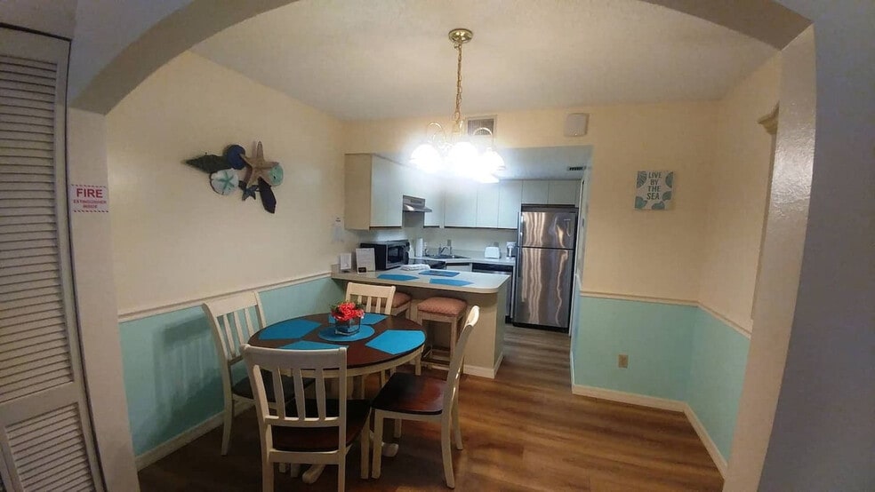 Building Photo - 8600 Ridgewood Ave