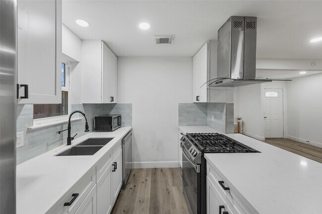 Building Photo - 9618 Glenwood Forest Dr