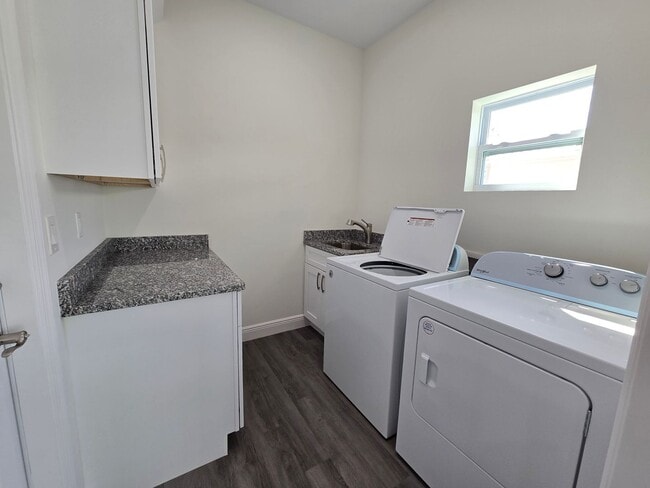 Building Photo - Charming 3-Bedroom, 2-Bath Home in Sarasota ~ Near Legacy Trail