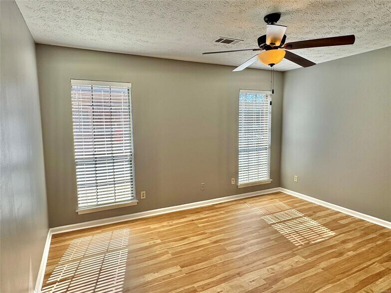 Building Photo - 728 E Gardendale Dr