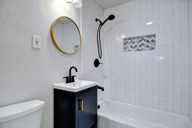 Building Photo - 3 bed 2 bath