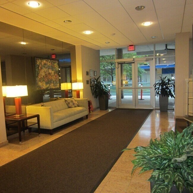 Building Photo - 33 Pond Ave