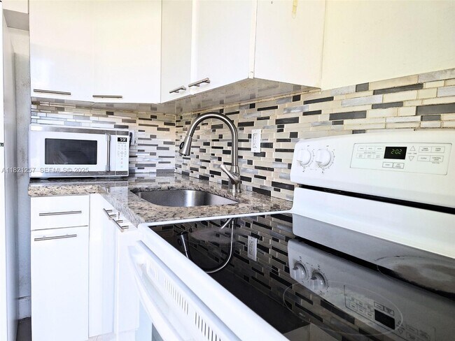 Building Photo - 1542 NE 109th St