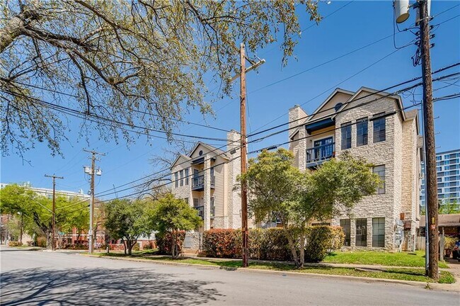 Building Photo - 711 W 21st St