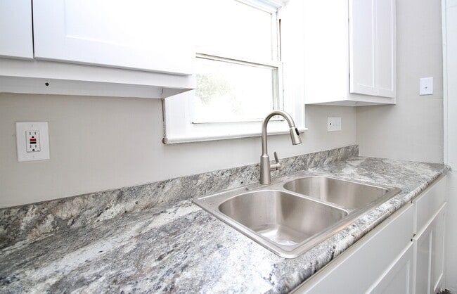 Building Photo - Single Family Home 2 beds 1 bath FOR RENT