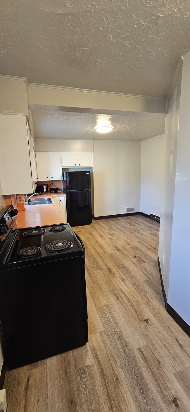 Building Photo - 701 E 200 N