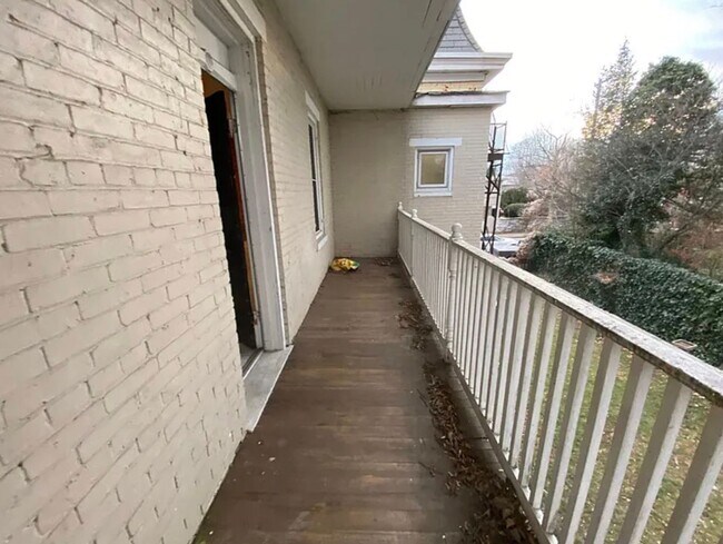 Building Photo - 175 E Louther St