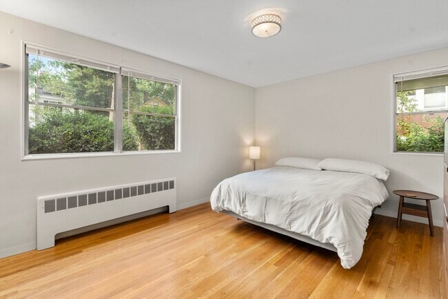 Building Photo - 20 Follen St