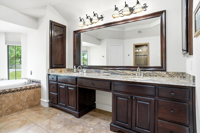 Building Photo - 2412 Emerald Cir